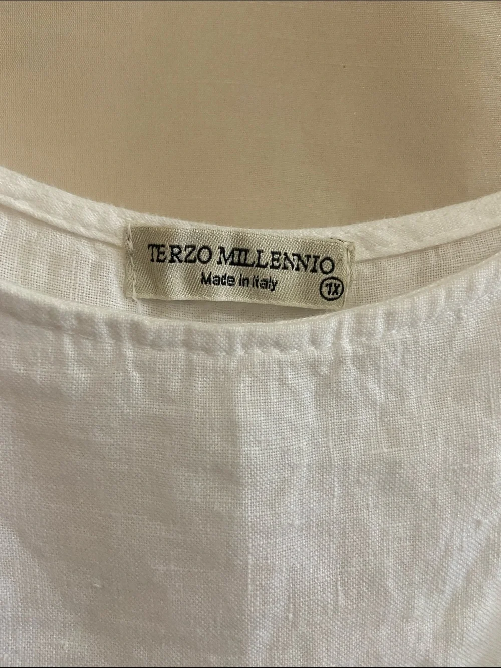 Women’s White Linen Scoop-Neck Tunic - Picture 2 of 6